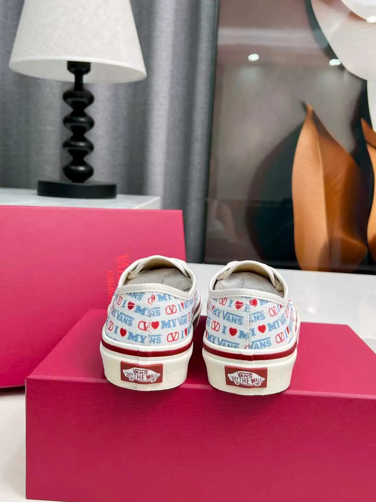 [Valentino Giving classic shoes a personality that spans the ages. Many celebrities - Jolin Tsai. Yang Zi. Liu Wen. Ma Baiquan. Choi Soobin. freen. Song Zuer. JJ Lin. zel. Cecilia Cheung. shark. Xin Yunlai...same style.